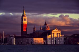 Lido di Venezia begrenzt die Lagune von Venedig zur Adria hin - Urlaubsziele in Italien